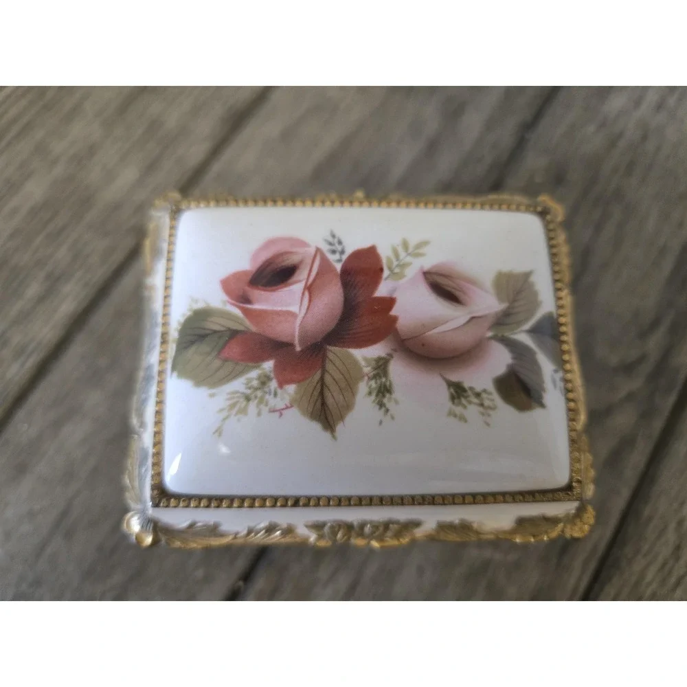 Beautiful Mele Footed Musical Jewelry Box Pink Roses Gold Trim & Lining Trinket